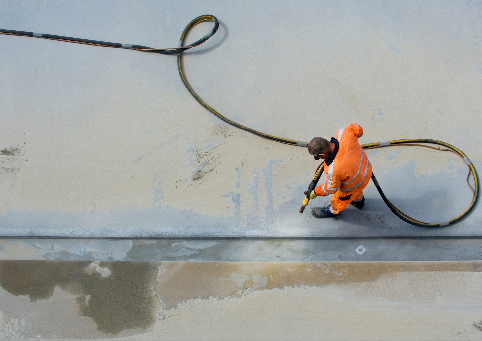 How Dustless Blasting Can Help Maintain a Clean Work Environment
