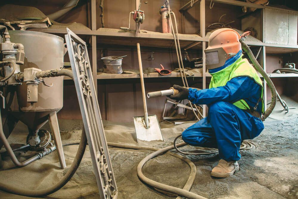 Wet Sandblasting vs. Dry Sandblasting: Advantages and Disadvantages